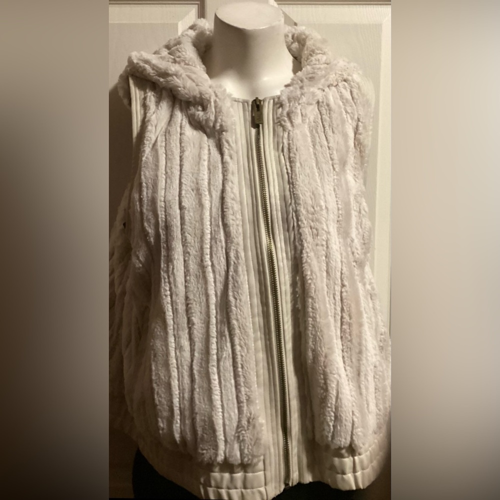 CREAM FlUFFY HOODED VEST TRIMED IN FAUX LEATHER